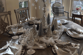 An example of a ‘modern’ Christmas dinner tablescape in silver and white. Pic: @elleandmavenue on Instagram.