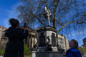 Star Wars B1-series battle droid with a message appears on controversial Edward Colston plinth in Bristol 