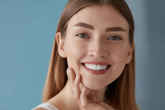 How to get Love Island style pearly white teeth with affordable teeth whitening products from MySweetSmile (Canva Images)
