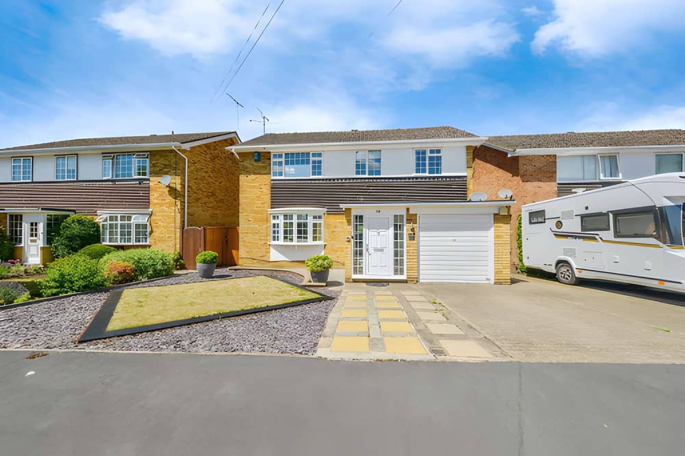 A private cul-de-sac setting and generous block-paved driveway introduce this £775,000 Hemel Hempstead family home
