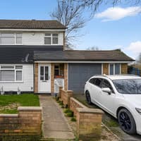 Hemel Hempstead house for £450,000 has 25ft living room and 20ft garage