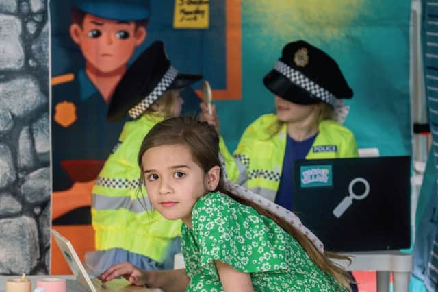 Three young detectives get to work in the Wonder Village Police Station, solving mysteries, taking reports and using their imaginations as they play together.