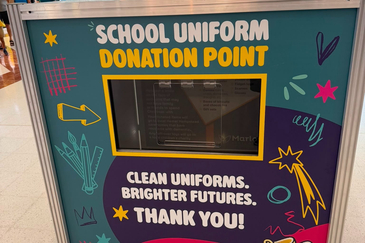 Das Marlowes Shopping Centre startet eine Spendenaktion für Schuluniformen ...