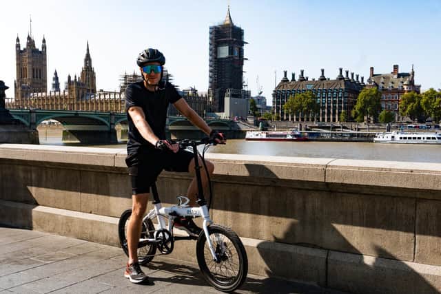 Oliver cycled the Estarli e20 through central London to create the largest ever GPS lightning bolt