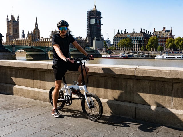 Oliver cycled the Estarli e20 through central London to create the largest ever GPS lightning bolt