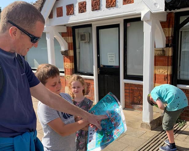 A family tackles the Hemel map