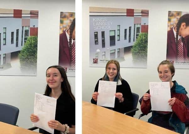 Students celebrate their GCSE results (C) Kings Langley School