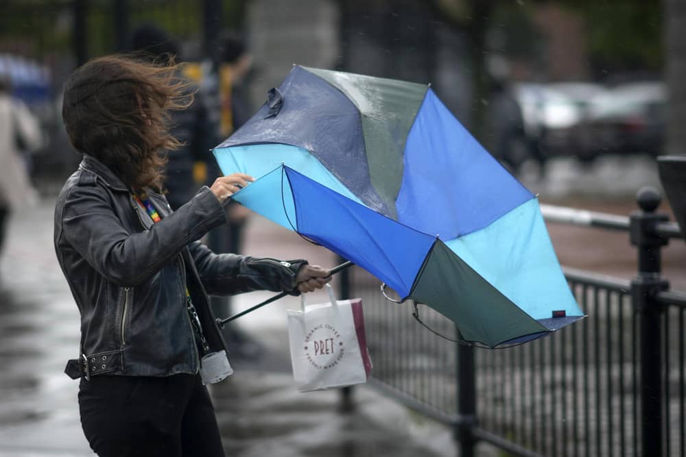 People brave train and wind. Photo by Christopher Furlong/Getty Images)