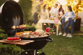 Group of friends having party outdoors. Photo: New Africa  stock.adobe.com