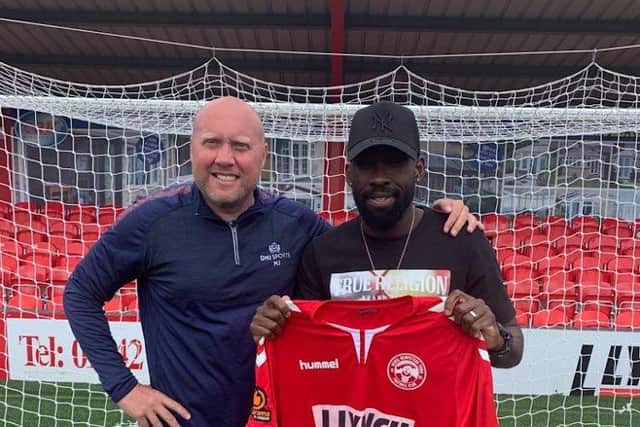 Mark Jones welcomes Godfrey Poku to Vauxhall Road. Picture courtesy of Hemel Hempstead Town FC