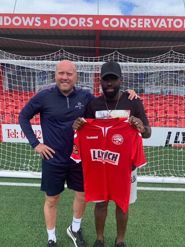 Mark Jones welcomes Godfrey Poku to Vauxhall Road. Picture courtesy of Hemel Hempstead Town FC