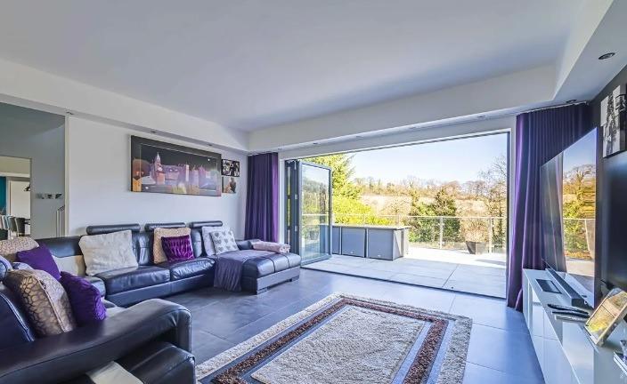 This living area benefits from underfloor heating and bi-floor doors which lead onto the balcony.