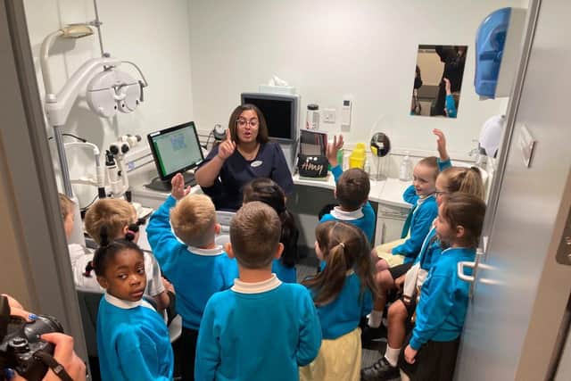 Amy Patel, Optometrist demonstrating eye testing equipment to Pupils from Year 1, Jupiter Primary School