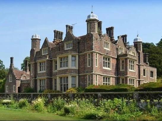 Lady Ferrers is said to haunt this manor, having died from gunshot wounds during a highway robbery in the 1600s. She was said to have turned to highway robbery after her husband died.