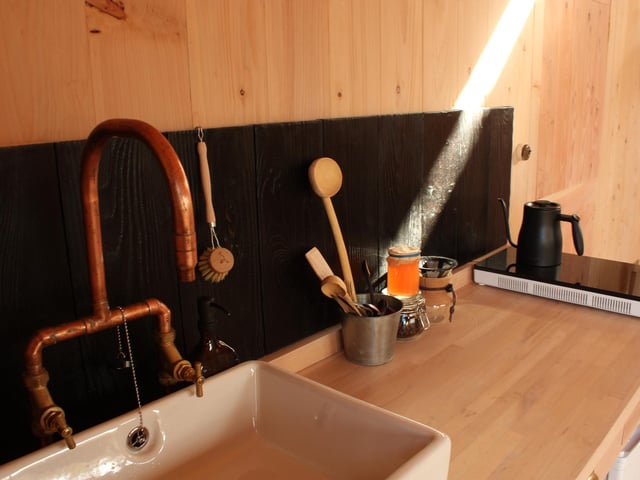 The kitchen has everything you need to whip up a tasty supper.