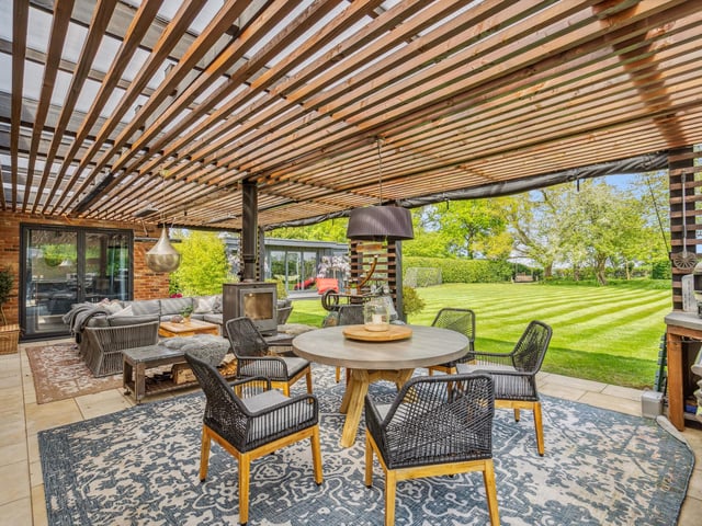 Traditional double doors bring the outside in as both the kitchen and reception areas lead out to a further undercover outdoor entertaining area.