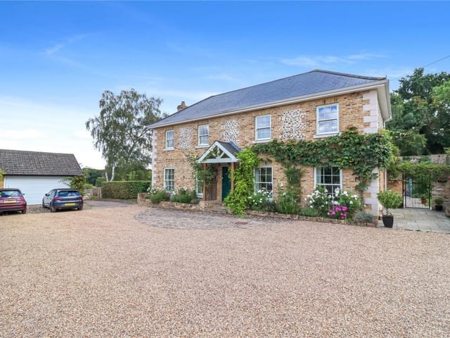 With a price tag of £2,000,000, this property in Chipperfield has three bathrooms and five bedrooms. Built in 2016, this ‘Georgian-style’ home has around 3,500 square feet, a balcony and countryside views.