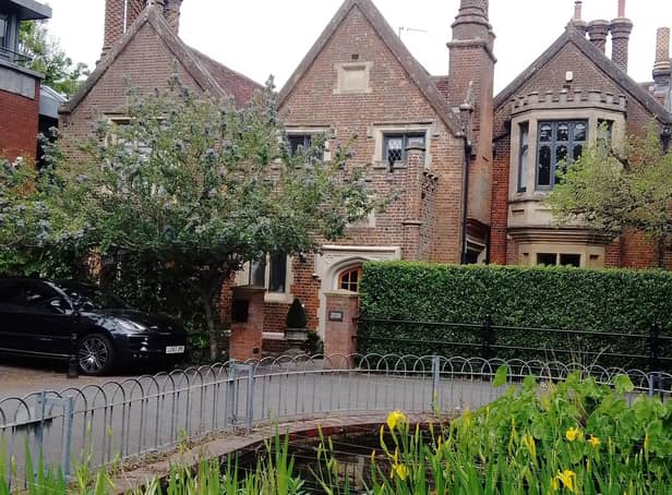 “This is a quiet corner of Tring, yet right in the centre of the town. The house is a fine piece of architecture, and although modernised inside, the mature trees and wonderful chimneys relate to earlier times.”
Taken in mid-May by Shelley Savage.