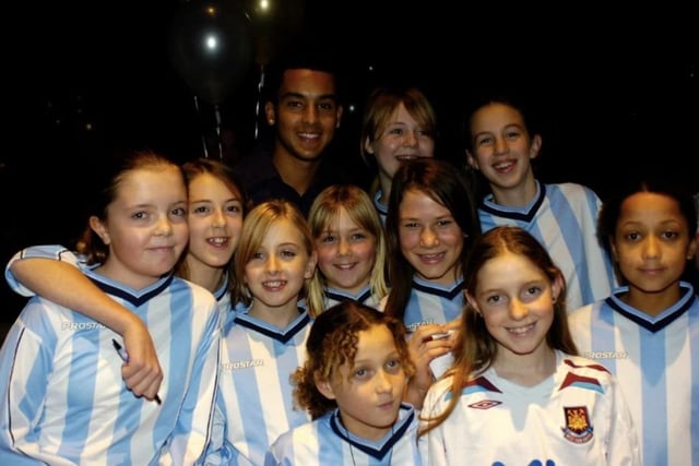 Hemel Youth Girls U11s with Theo Walcott