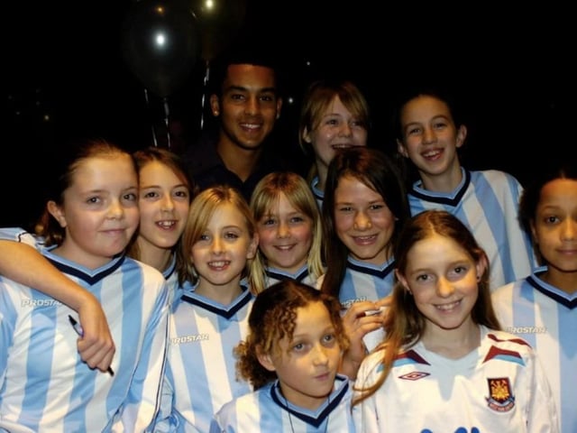 Hemel Youth Girls U11s with Theo Walcott