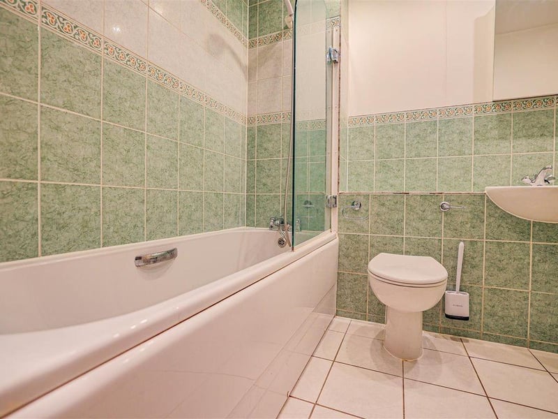 Three-piece family bathroom with the all-important tub.