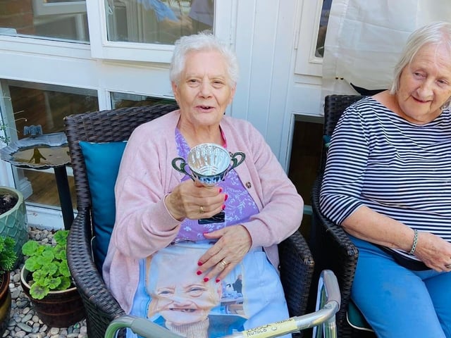 Idola with her trophy for scoring the most points.