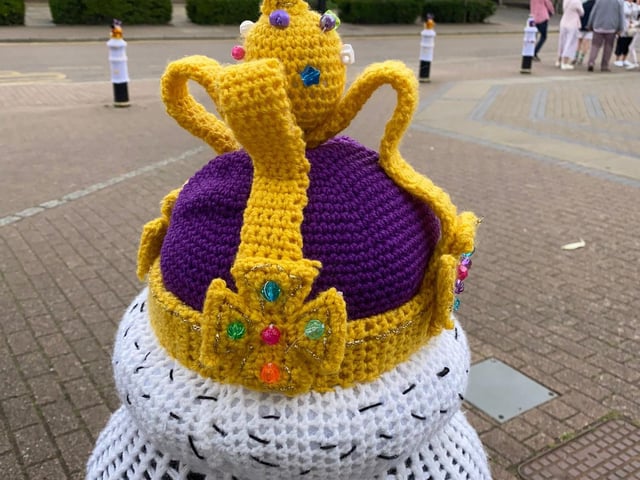 A purple and gold crown in Tring
Photo: John Cole-Morgan