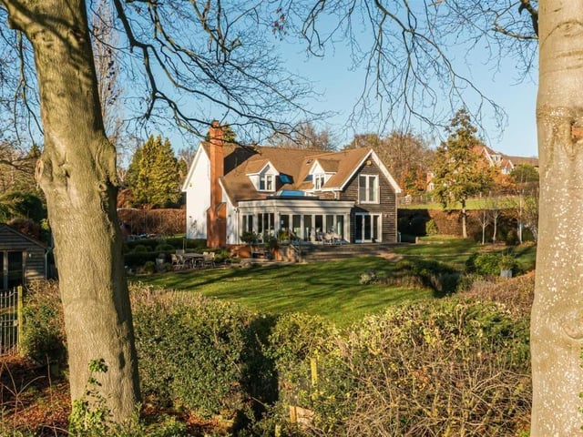 This detached house in Berkhamsted is on the market with Fine & Country and has a guide price of £2,395,000. Inside this property built in 2011, there are four bedrooms and two bathrooms. It has stunning views of fields while outside there is a large outbuilding which is currently used as a garage/storage and gym. The property also has electric gates which lead to a large driveway.