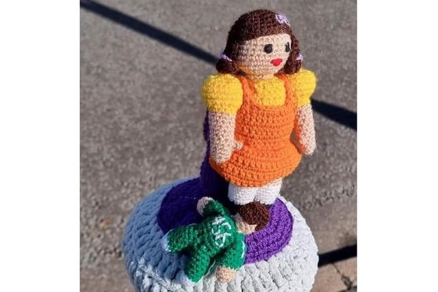 These two knitted Netflix characters are inspired by the South Korean drama Squid Game.