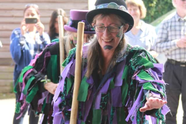 Wicket Brood morris with their sticks