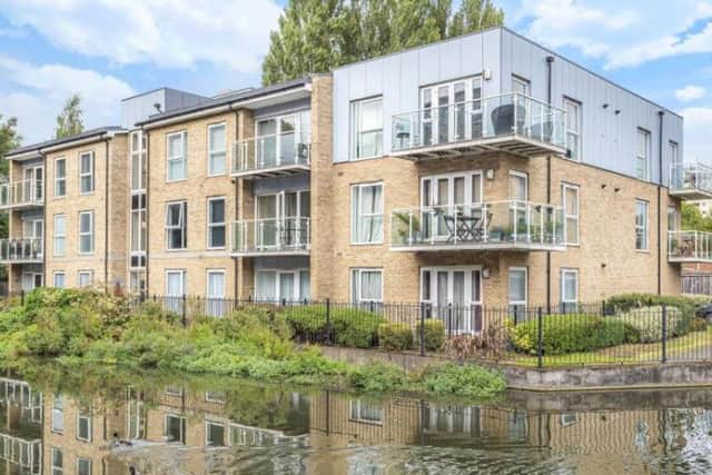 This well presented one bedroom waterside apartment sits just 0.6 miles to a mainline train station and has the remainder of the new homes warranty. GBP 120,000