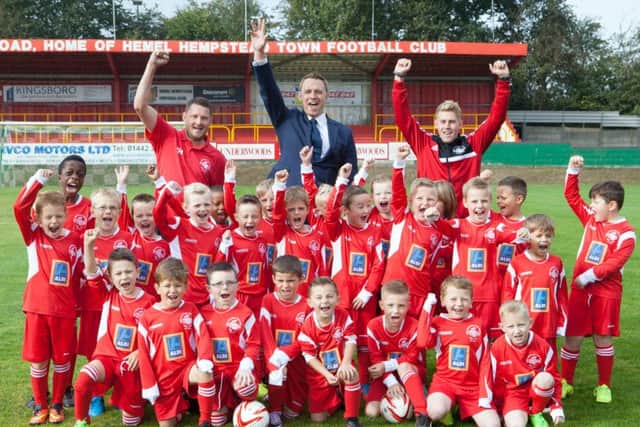 Brian Harding, chairman of Hemel Hempstead Town Youth, with Aldi area manager Hendrik Storm, Hemel Town FC captain Jordan Parkes, and the Hemel U7 and U8 teams. Picture (c) J Alexander