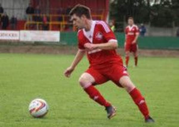 Dave Pearce in action for Hemel Hempstead Town FC. Picture (c) Tony Conway