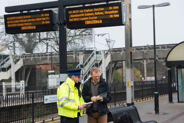 Police offer anti-burglary advice to commuters at Dacorum's train stations PNL-141120-151554001