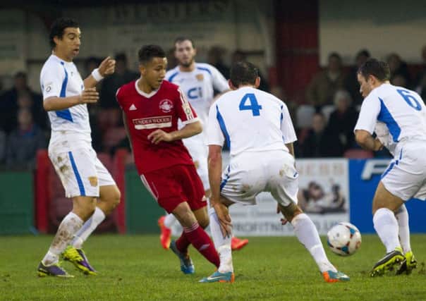 Zane Banton in action for Hemel Town FC against Basingstoke Town. Picture (c) Darren Kelly