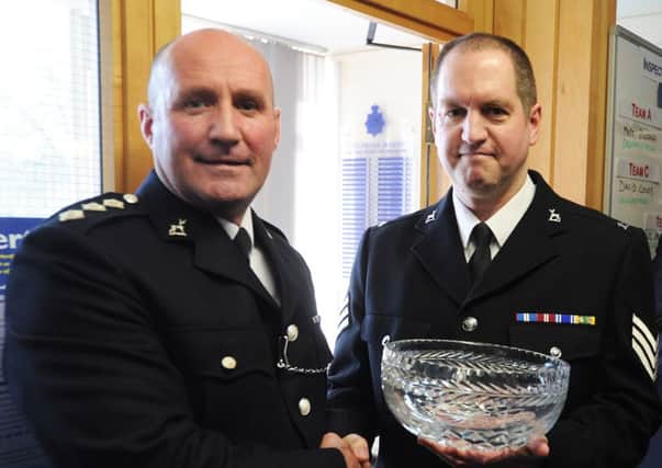 Frank Mason award  and flowers at Hemel Hempstead Bank Court. Sergeant Jeff Fusedale with Chief Inspector Glen Channon. PNL-150414-135630009