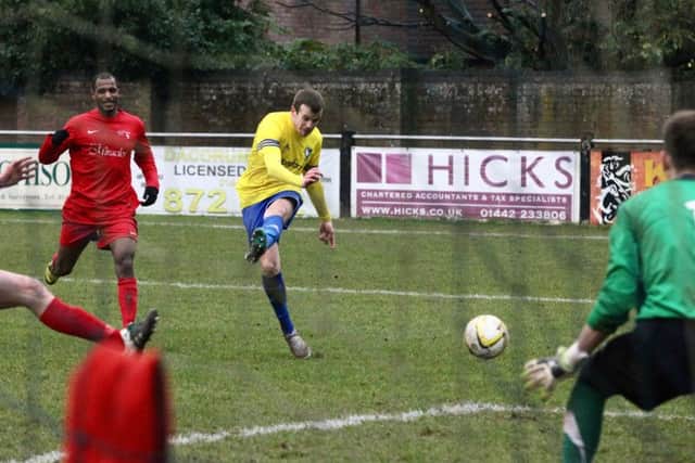 Dan Weeks tries a shot at goal. Picture (c) Ray Canham