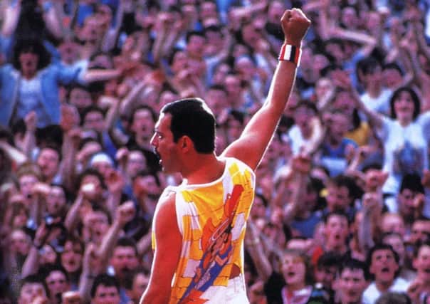 Freddie  Mercury on stage MAYOAK0002913247
