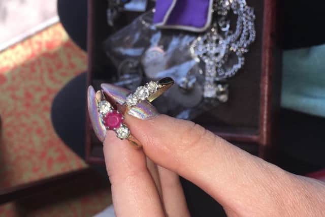 Detectives appeal for help finding stolen jewellery.